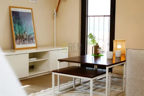 Dnevni boravak sa garniturom i trpezarijskim stolom. - image 4