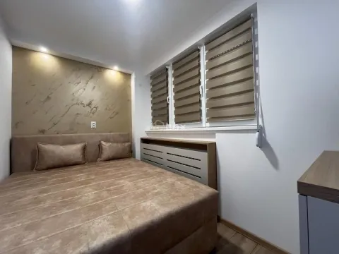 Spavaća soba sa bračnim krevetom i prozorima sa roletnama. - image 9