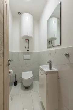 Manje kupatilo sa WC šoljom, umivaonikom i bojlerom. - image 17