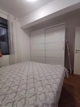 Spavaća soba sa bračnim krevetom, velikim garderoberom i prozorom sa zavjesama. - image 7