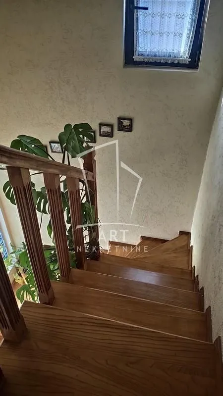 Prodaja, kuća, 253m², Kumodraž Sve Podlokacije, Beograd