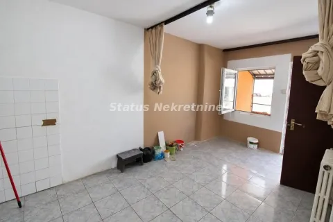 Prazna prostorija sa pločicama na podu i prozorom. - image 15