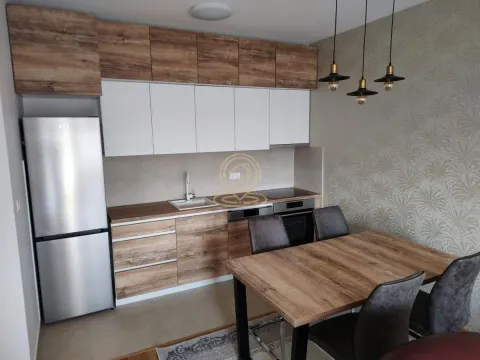 Moderna kuhinja sa trpezarijskim delom i ugradnim aparatima. - image 6