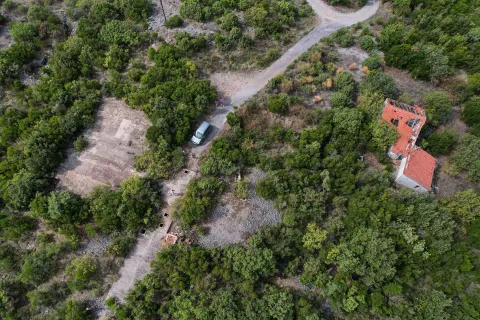Pogled iz vazduha na plac sa ruševnim objektom i okolnim rastinjem. - image 18