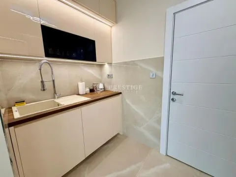 Moderna kuhinja sa bež elementima i sudoperom. - image 8