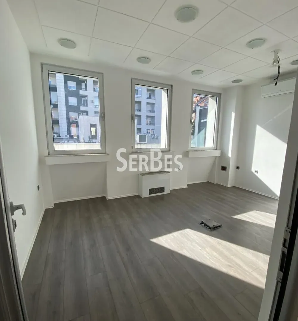 Izdavanje, poslovni prostor, 352m², Bulevar Oslobodjenja, Novi Sad Sve Podlokacije