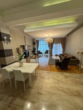 Prostrani dnevni boravak sa trpezarijom i modernim osvjetljenjem. - image 14