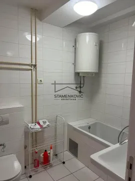 Kupatilo opremljeno kadom, bojlerom, sanitarijama i policom za peškire. - image 14