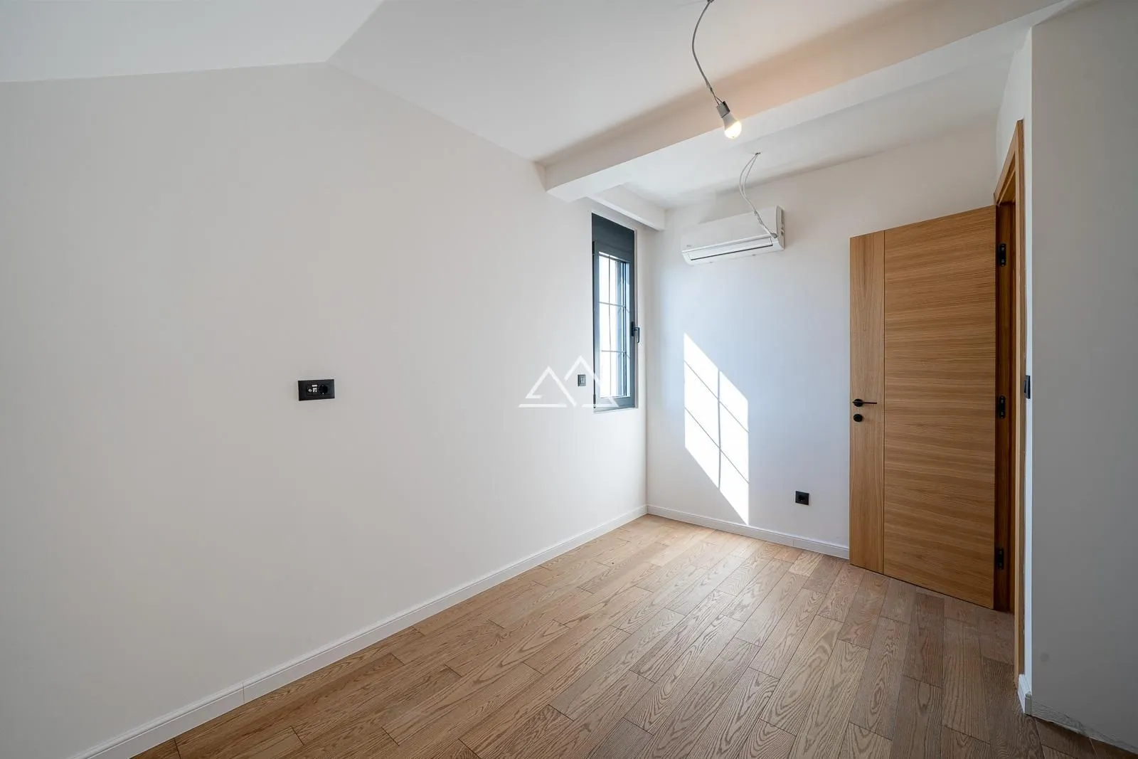 Prodaja, trosoban stan, 96m², Centar, Tivat