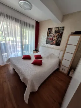 Namještena spavaća soba sa bračnim krevetom, drvenim podom i izlazom na terasu. - image 13