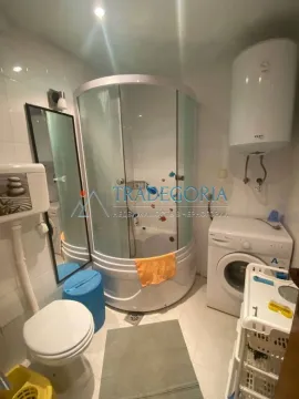 Kupatilo sa tuš kabinom, WC šoljom, umivaonikom i veš mašinom. - image 7