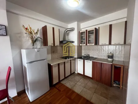 Kuhinja sa drvenim elementima i frižiderom. - image 3
