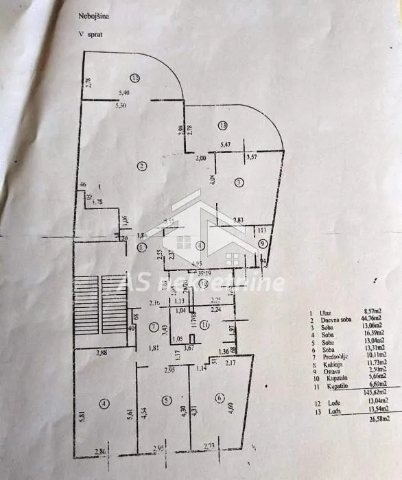 Crtež osnove stana sa prikazanim rasporedom prostorija i dimenzijama.