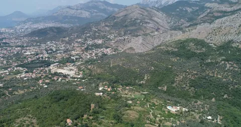 Pogled iz vazduha na brdoviti pejzaž i okolna naselja. - image 5