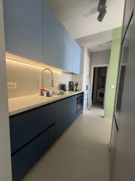 Moderna kuhinja sa plavim elementima i ugrađenom rasvjetom. - image 9