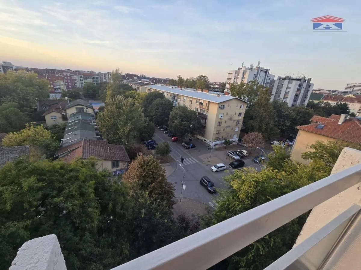 Pogled sa terase na okolne zgrade i ulicu.