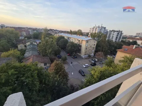 Pogled sa terase na okolne zgrade i ulicu. - image 9