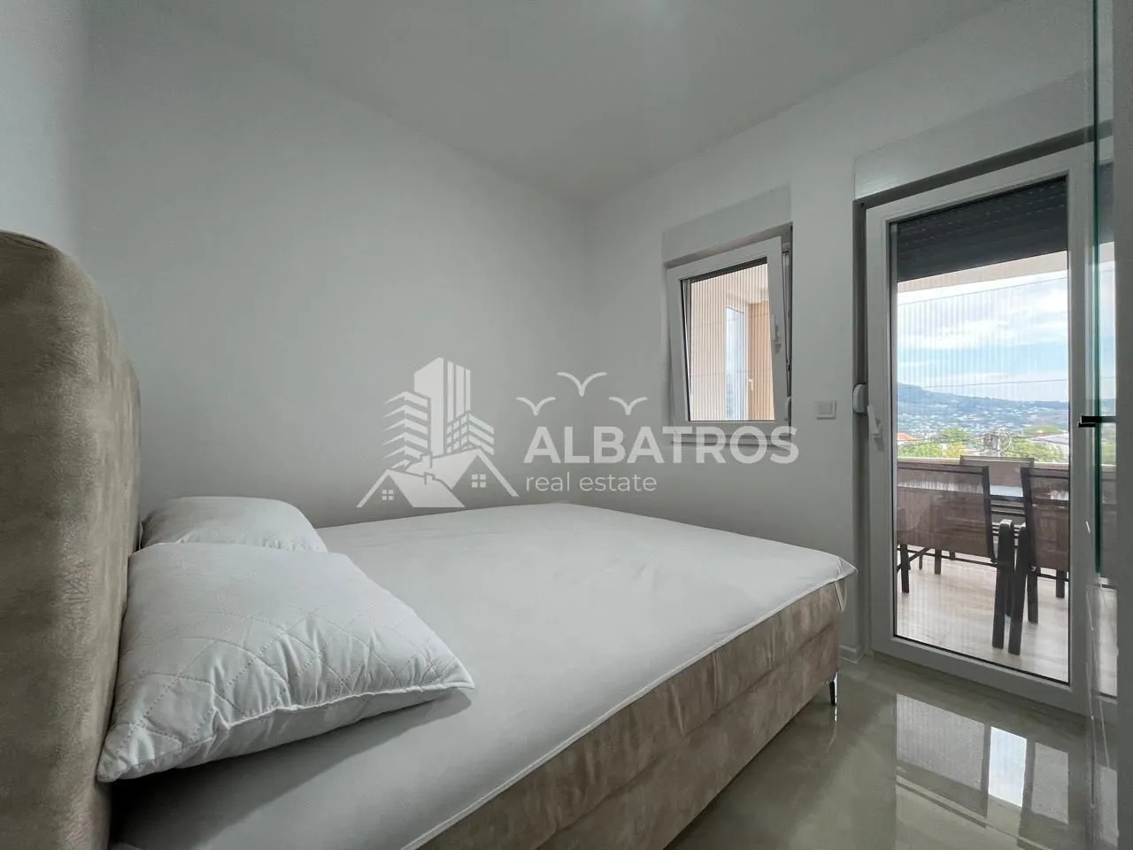 Bedroom with a double bed and access to the terrace.