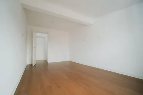 Prazna soba sa belim zidovima i drvenim podom. - image 9