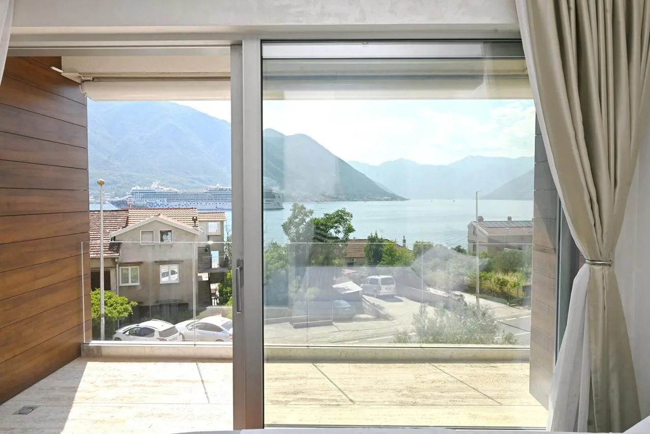 Rent, three bedroom apartment, 130m², Dobrota, Kotor