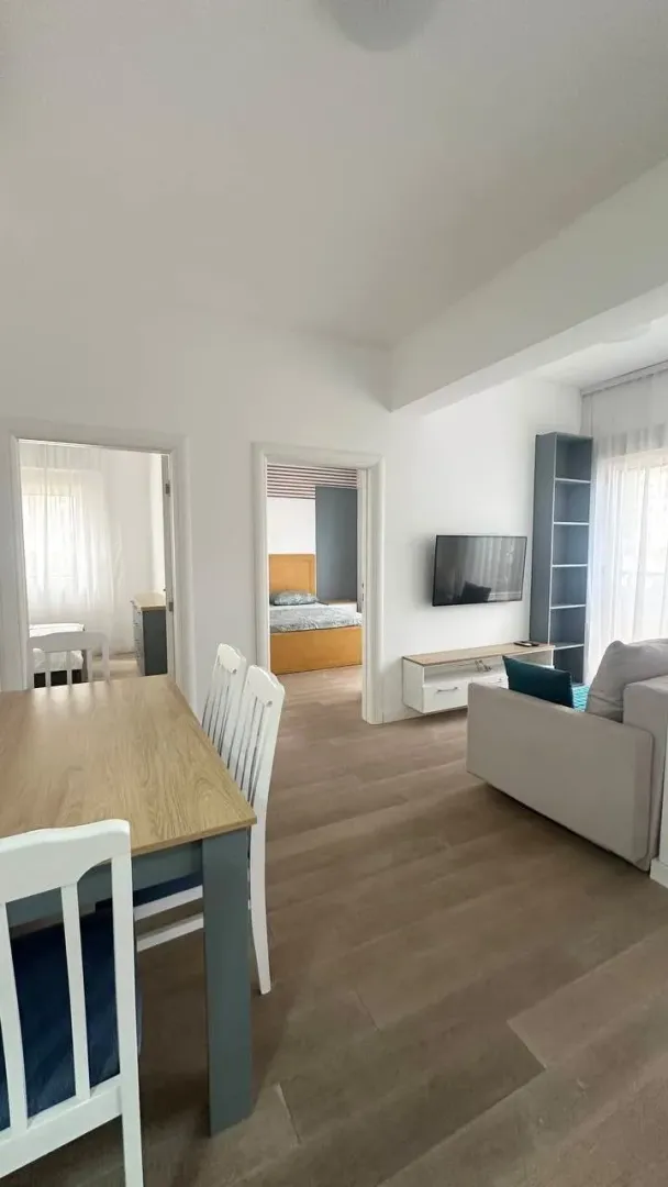 Dnevna soba sa trpezarijom i pogledom na hodnik i spavaću sobu.