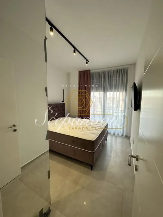 Izdavanje, četvorosoban stan, 164m², Mišeluk, Petrovaradin