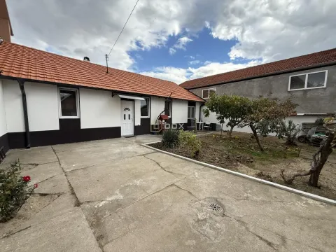 View of the courtyard and house facade with a paved area and garden. - image 16