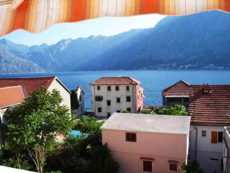 Pogled na more i planine sa terase.
