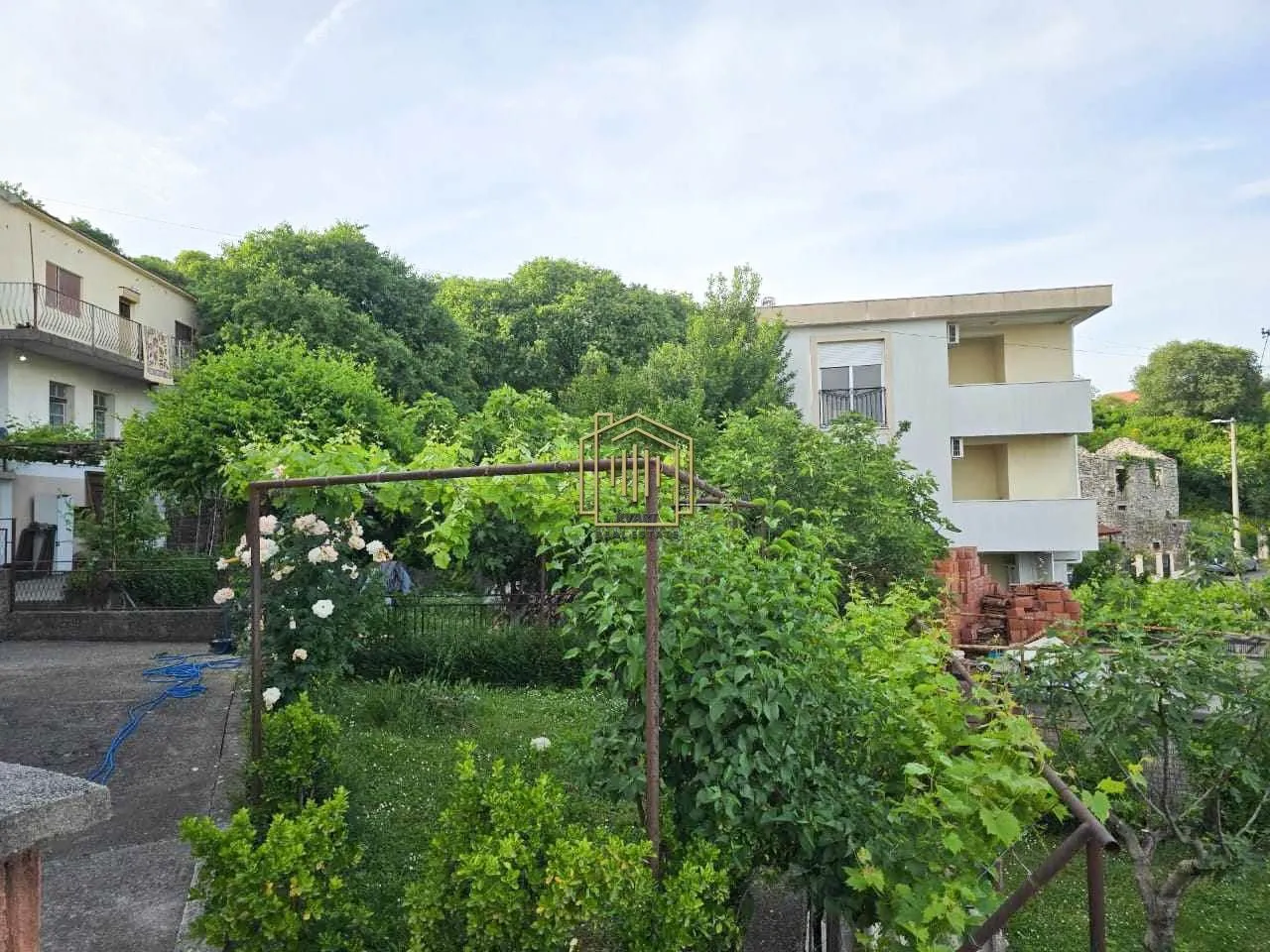 Sale, house, 240m², Momišići, Podgorica