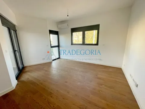Prazna soba sa drvenim podom, bijelim zidovima i klima uređajem. - image 9