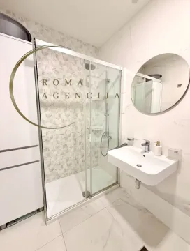 Moderno opremljeno kupatilo sa tuš kabinom i umivaonikom. - image 11