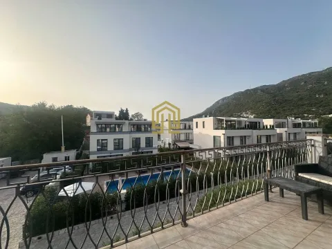 Pogled sa terase na okruženje zgrade i planine. - image 7