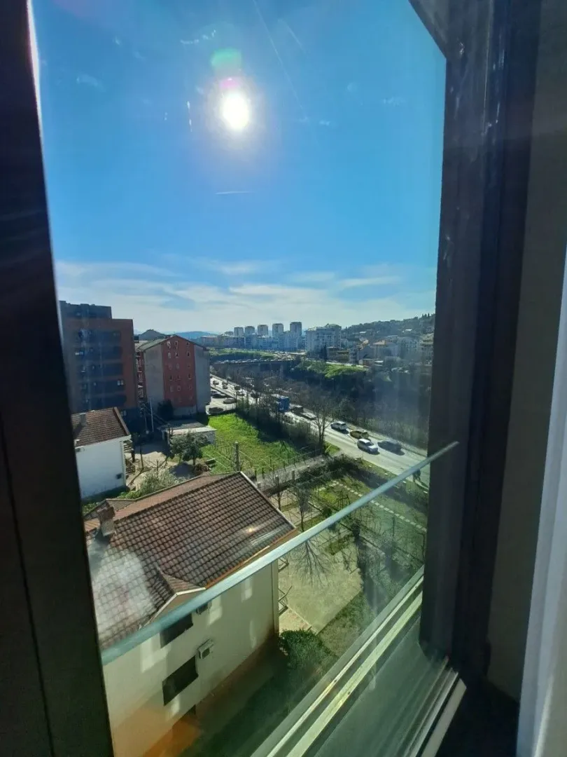 Pogled na grad i okolinu kroz prozor.