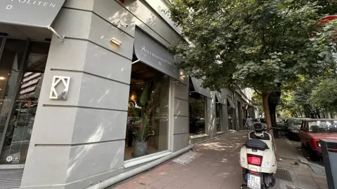 Pogled na spoljašnjost zgrade sa ulazom i trotoarom. - image 20