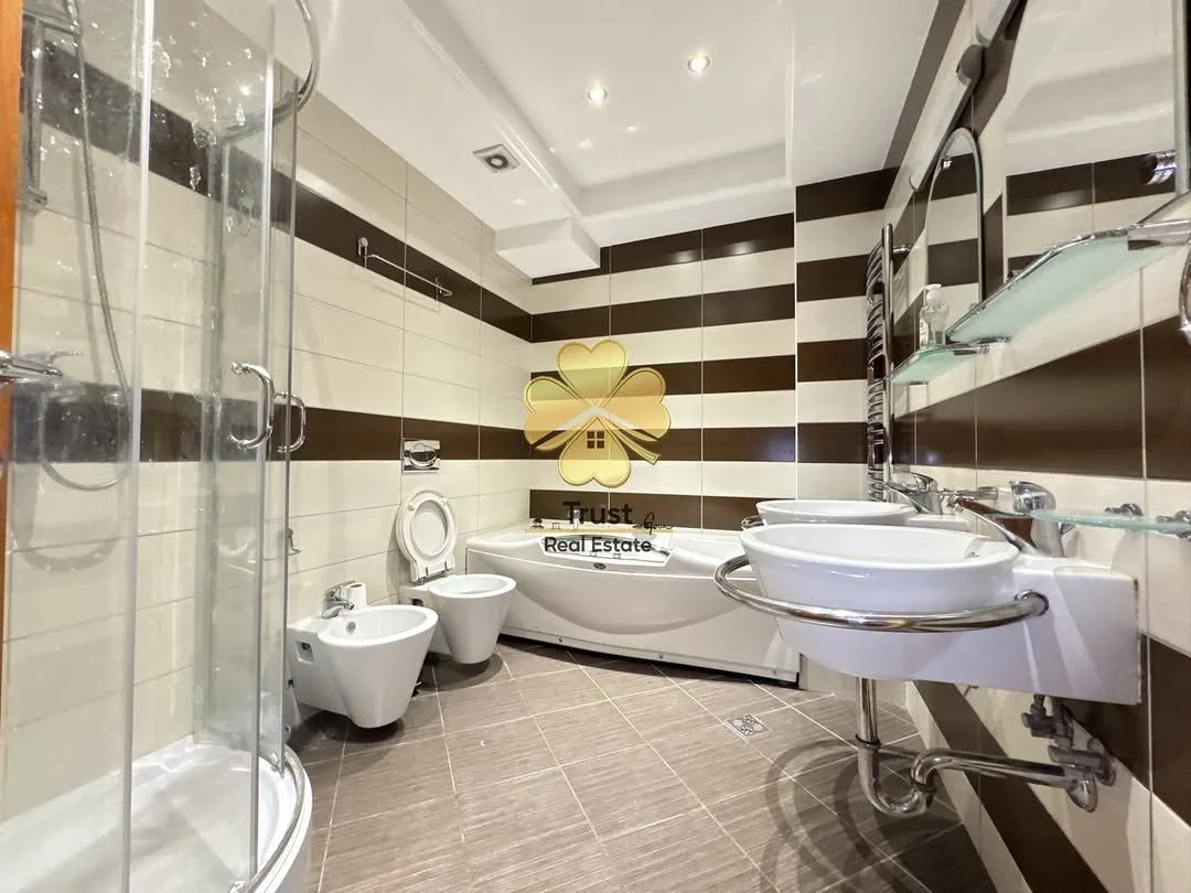 Prodaja, trosoban stan, 100m², Centar, Podgorica