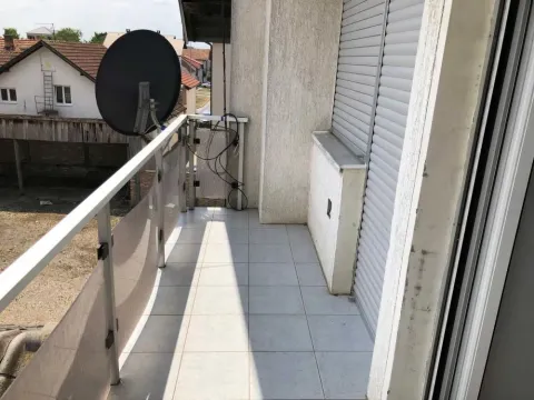 Izdavanje, trosoban stan, 112m², Centar, Inđija - image 14