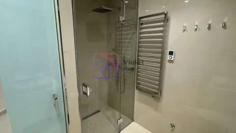 Moderno opremljeno kupatilo sa tuš kabinom i sušačem peškira. - image 8