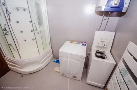 Kupatilo sa tuš kabinom i mašinama za pranje i sušenje veša. - image 11