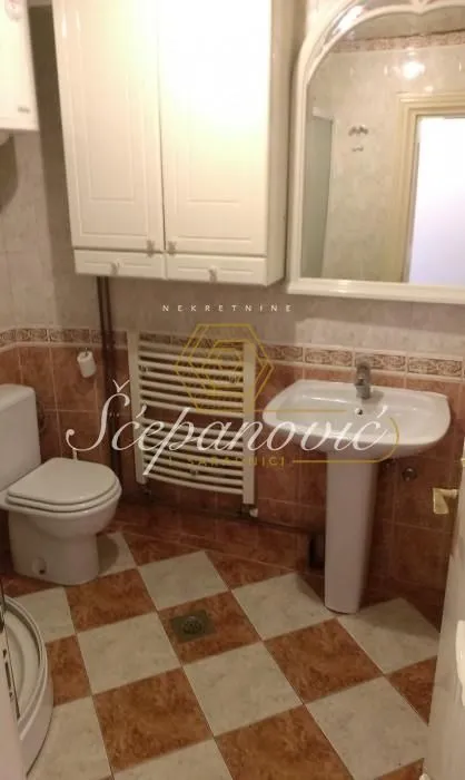 Izdavanje, četvorosoban stan, 104m², Centar, Novi Sad