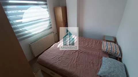 Smaller bedroom with a double bed, wardrobe, and a window with blinds. - image 7