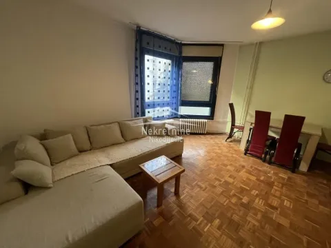 Dnevna soba sa ugaonom garniturom i trpezarijskim stolom. - image 3