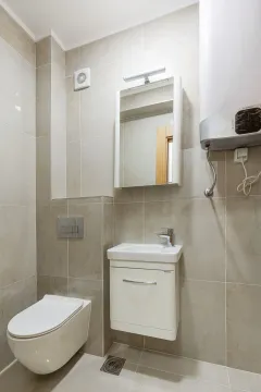 Kompaktno kupatilo opremljeno umivaonikom, WC šoljom i bojlerom. - image 20