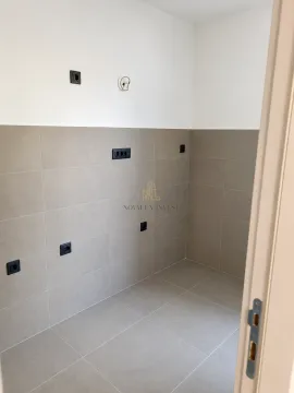 Prazan prostor kuhinje sa pločicama na zidu i podu. - image 8