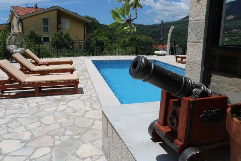 Izdavanje, kuća, 200m², Kuti, Herceg Novi