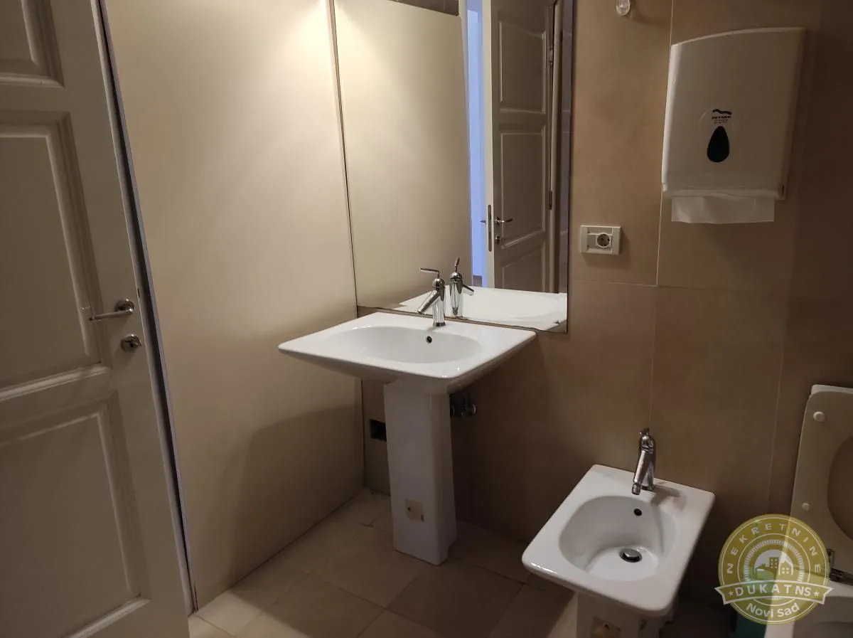 Prodaja, četvorosoban stan, 213m², Centar, Novi Sad