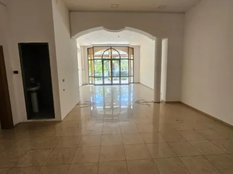 Izdavanje, poslovni prostor, 160m², Centar, Podgorica - image 2
