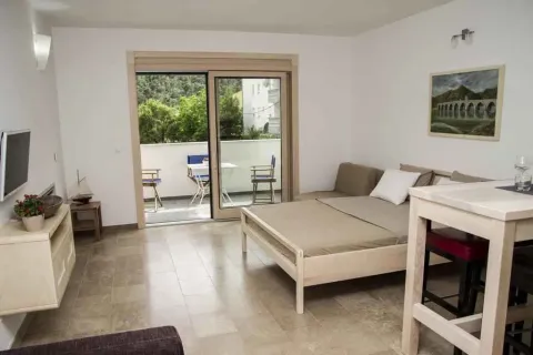 Svijetao studio apartman sa krevetom i izlazom na balkon. - image 17