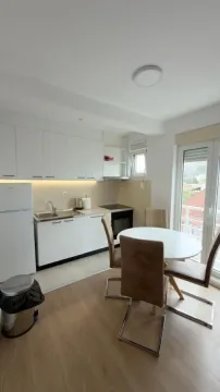Manja kuhinja sa trpezarijskim stolom i izlazom na terasu. - image 6