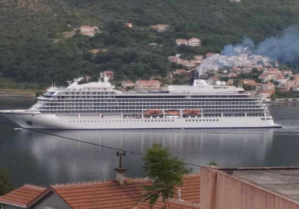 Prodaja, dvosoban stan, 120m², Dobrota, Kotor