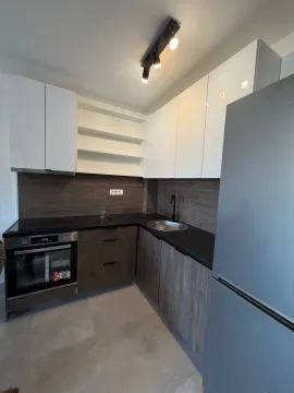 Moderna kuhinja sa bijelim i drvenim elementima. - image 3